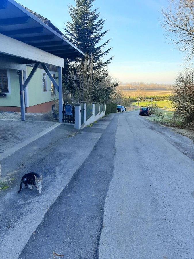 Chorherrn B&B Family Basement Apartment, Breakfast, Free Parking, 5Km From Tulln מראה חיצוני תמונה